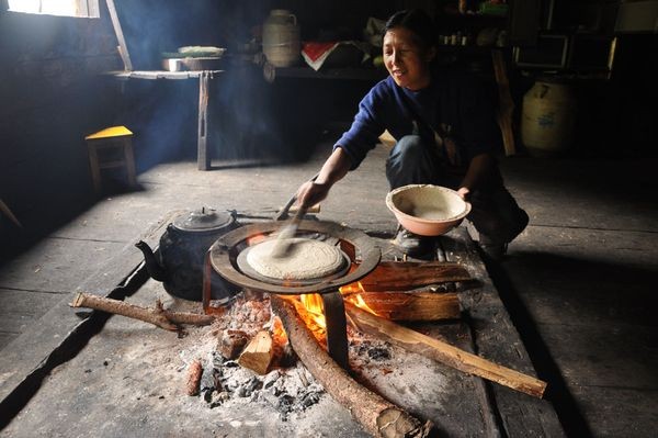 Một người phụ nữ làm bánh từ bột mạch tại Vân Nam, Trung Quốc. Ảnh của Wen Ye.